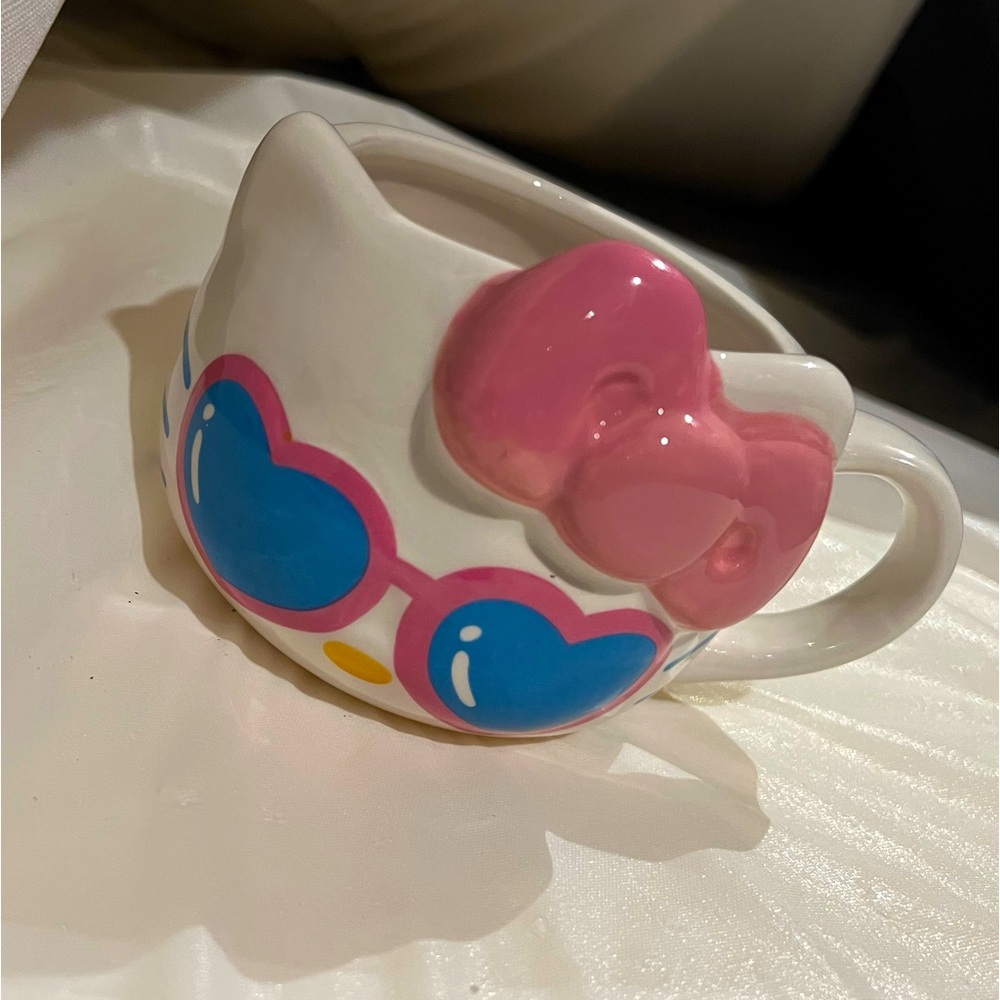 Hello kitty  heart eyes mug